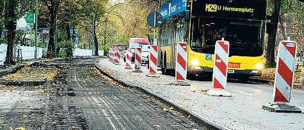 Seit Montag wird die Straße am Lützowufer in Richtung Osten saniert. Es geht dort am Landwehrkanal nur einspurig voran. 