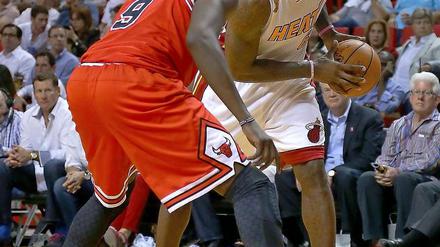 Der Beste kommt. LeBron James (mit Ball) wird gleich an Chicagos Luol Deng vorbeiziehen. 