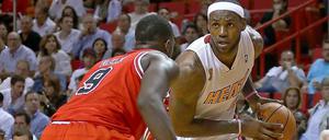 Der Beste kommt. LeBron James (mit Ball) wird gleich an Chicagos Luol Deng vorbeiziehen. 