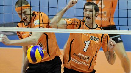 Erst im dritten Auswärtsspiel konnten sie jubeln. Felix Fischer und Scott Touzinsky (r). 