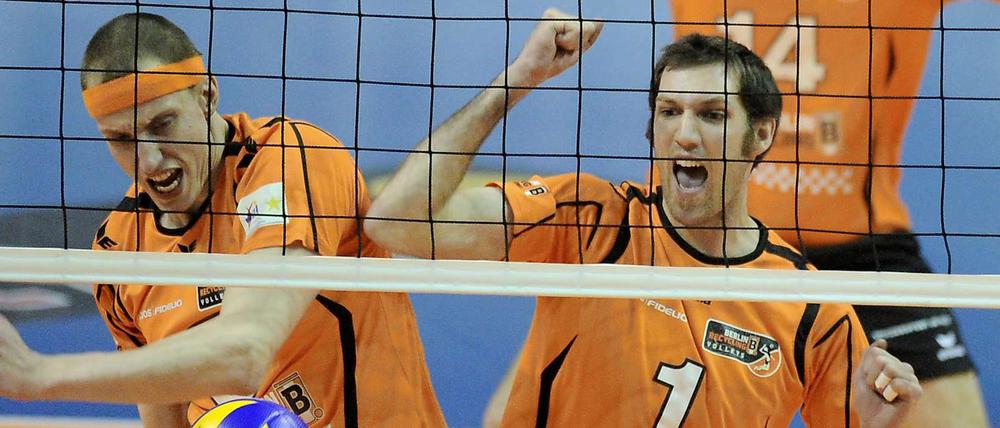 Erst im dritten Auswärtsspiel konnten sie jubeln. Felix Fischer und Scott Touzinsky (r). 