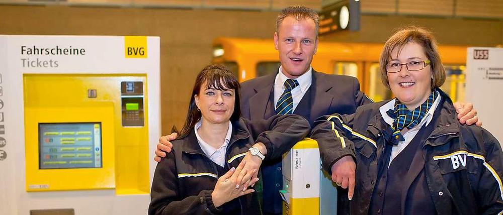 Die BVG-Mitarbeiter tragen jetzt Marineblau und sind darüber froh. Das alte Königsblau empfanden sie häufig als aufdringlich leuchtend.