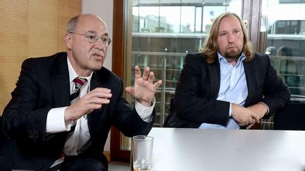 Gregor Gysi und Anton Hofreiter in einem Konferenzraum des Bundestages