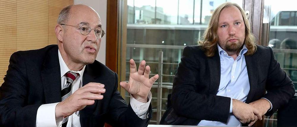 Gregor Gysi und Anton Hofreiter in einem Konferenzraum des Bundestages