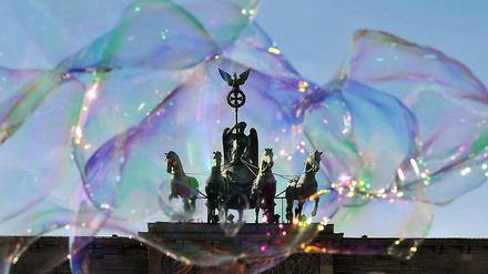 Berlin, wie nenn` ick dir? Die Hauptstadt hat viele berühmte Wahrzeichen und noch viel mehr Namen für sie. Einige haben sich etabliert, über viele lässt sich nur schmunzeln. Doch welche benutzt der Berliner, welche nicht? Die Antworten lesen Sie in unserer Bildergalerie.