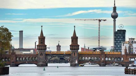 Dieses Panorama der Oberbaumbrücke mit Blick in die Innenstadt wird sich in nicht allzu langer Zeit verändern, denn es wird um zwei Wohntürme ergänzt. Dafür haben sich die Bauherren auch schon einen Spitznamen zurechtgelegt...