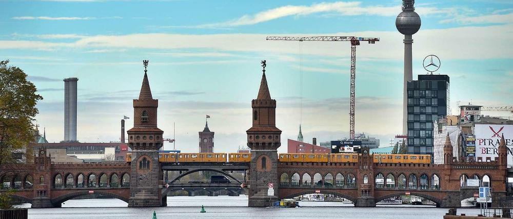 Dieses Panorama der Oberbaumbrücke mit Blick in die Innenstadt wird sich in nicht allzu langer Zeit verändern, denn es wird um zwei Wohntürme ergänzt. Dafür haben sich die Bauherren auch schon einen Spitznamen zurechtgelegt...