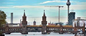 Dieses Panorama der Oberbaumbrücke mit Blick in die Innenstadt wird sich in nicht allzu langer Zeit verändern, denn es wird um zwei Wohntürme ergänzt. Dafür haben sich die Bauherren auch schon einen Spitznamen zurechtgelegt...