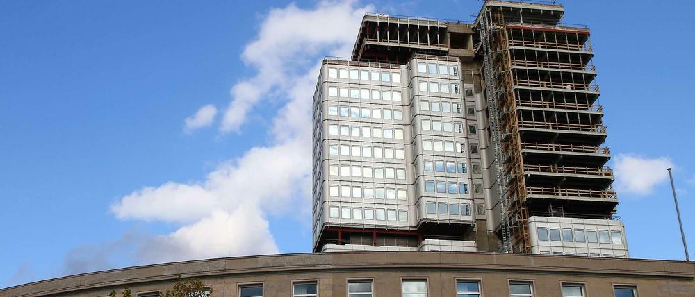 100 Meter hoch, 23 Stockwerke und derzeit ziemlich ulkig aussehend. Zehntausende sehen die merkwürdige Baustelle am Hohenzollerndamm in Berlin.