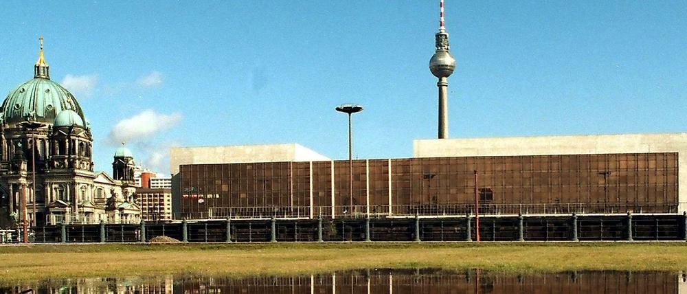 Der Palast der Republik, alias "Erichs Lampenladen"Jahrelang wurde über das architektonische Aushängeschild der DDR gestritten. Schließlich entschied der Bundestag 2003, den Palast abzureißen. Seitdem ist er Geschichte. 