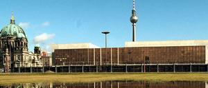 Der Palast der Republik, alias "Erichs Lampenladen"Jahrelang wurde über das architektonische Aushängeschild der DDR gestritten. Schließlich entschied der Bundestag 2003, den Palast abzureißen. Seitdem ist er Geschichte. 