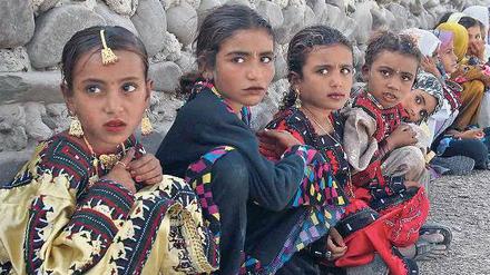 Pakistan ist ein junges Land und noch gehen an der Grenze zu Afghanistan vor allem viele Mädchen nicht zur Schule. In den Städten ändert sich das bereits. Die Regierung setzt auf Fortschritt durch eine wachsende Wirtschaft und wirbt um deutsche Partner. Foto: Rehan Khan/dpa