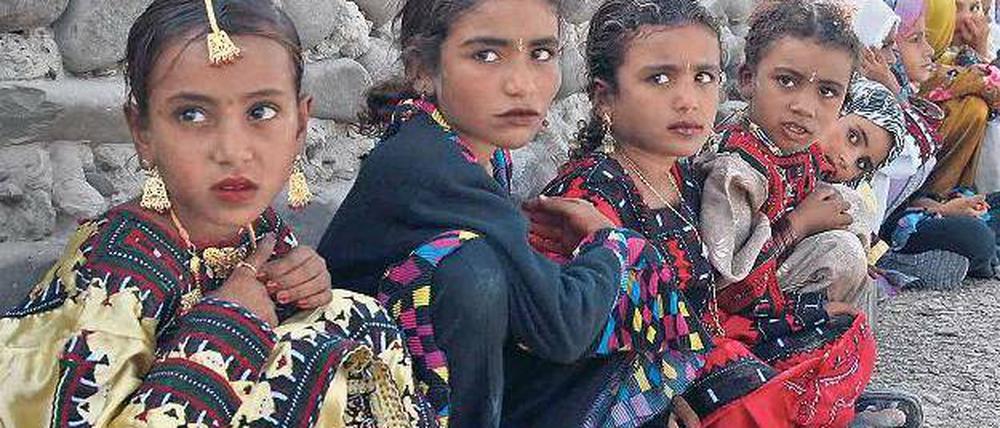 Pakistan ist ein junges Land und noch gehen an der Grenze zu Afghanistan vor allem viele Mädchen nicht zur Schule. In den Städten ändert sich das bereits. Die Regierung setzt auf Fortschritt durch eine wachsende Wirtschaft und wirbt um deutsche Partner. Foto: Rehan Khan/dpa