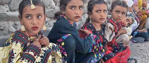 Pakistan ist ein junges Land und noch gehen an der Grenze zu Afghanistan vor allem viele Mädchen nicht zur Schule. In den Städten ändert sich das bereits. Die Regierung setzt auf Fortschritt durch eine wachsende Wirtschaft und wirbt um deutsche Partner. Foto: Rehan Khan/dpa