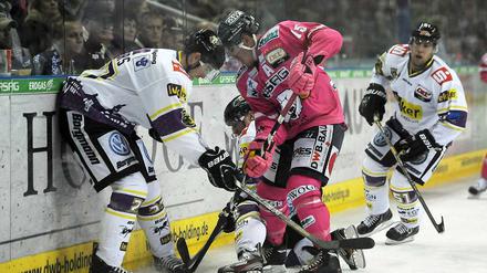 Einer aus der Erfolgsreihe. Mulock (in rosa) im Spiel gegen Krefeld.