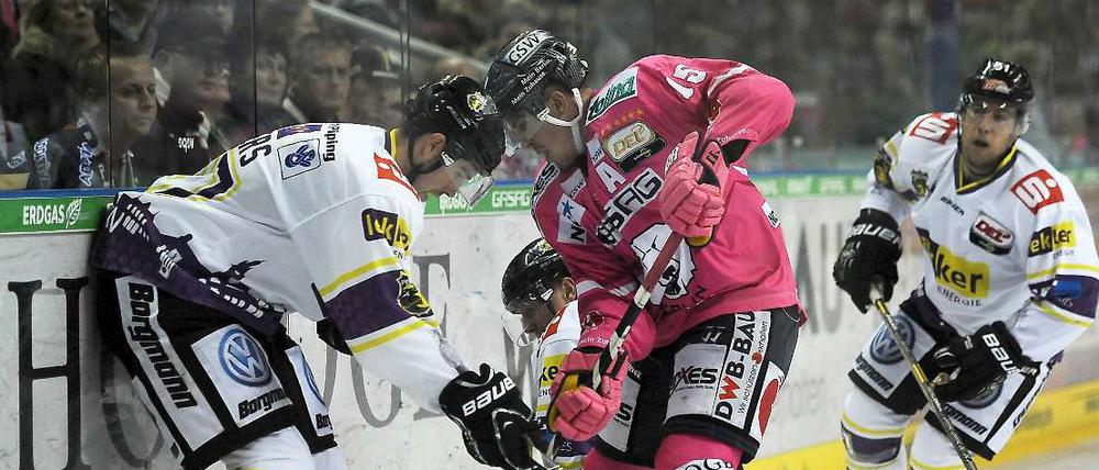 Einer aus der Erfolgsreihe. Mulock (in rosa) im Spiel gegen Krefeld.