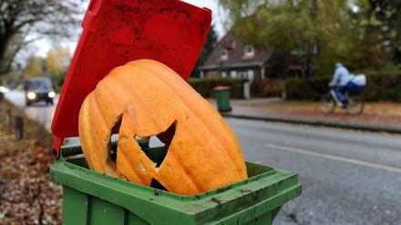 Ein Fall für die Tonne? Nicht jeder mag Halloween, der amerikanische Brauch spaltet.