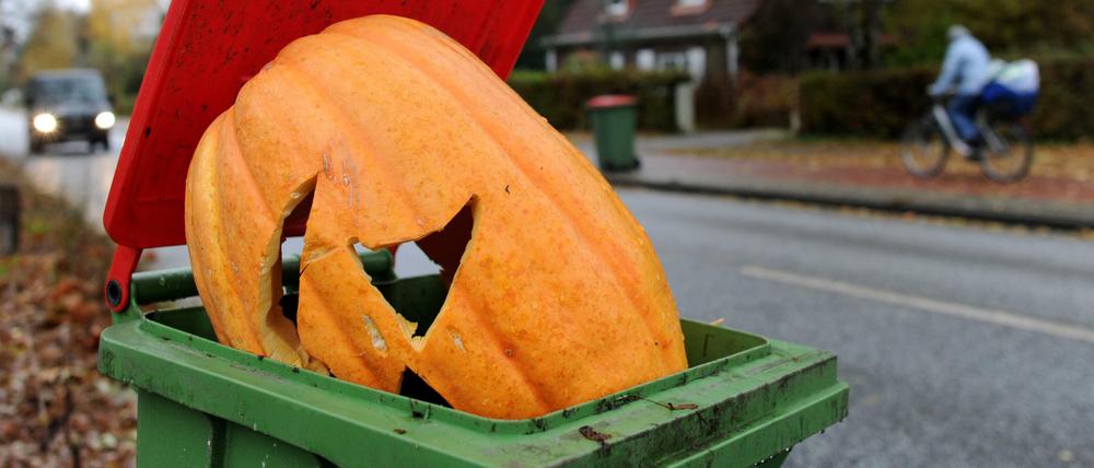 Ein Fall für die Tonne? Nicht jeder mag Halloween, der amerikanische Brauch spaltet.