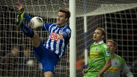 Sebastian Langkamp, 25, ist im Sommer ablösefrei vom FC Augsburg zu Hertha BSC gewechselt. Zuvor stand der Innenverteidiger bei den Bayern, beim HSV und dem Karlsruher SC unter Vertrag. Langkamps älterer Bruder Matthias war ebenfalls Bundesligaprofi.