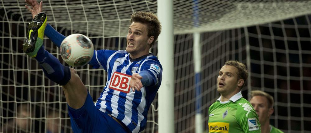 Sebastian Langkamp, 25, ist im Sommer ablösefrei vom FC Augsburg zu Hertha BSC gewechselt. Zuvor stand der Innenverteidiger bei den Bayern, beim HSV und dem Karlsruher SC unter Vertrag. Langkamps älterer Bruder Matthias war ebenfalls Bundesligaprofi.