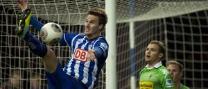 Sebastian Langkamp, 25, ist im Sommer ablösefrei vom FC Augsburg zu Hertha BSC gewechselt. Zuvor stand der Innenverteidiger bei den Bayern, beim HSV und dem Karlsruher SC unter Vertrag. Langkamps älterer Bruder Matthias war ebenfalls Bundesligaprofi.