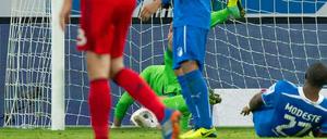 Daneben und doch ein Tor. Sport ist Drama – und die Ungerechtigkeit gehört dazu.