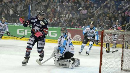 Das lief ganz gut. Mulock bejubelt das erste seiner drei Tore gegen Ingolstadt beim 6:3 der Berliner.