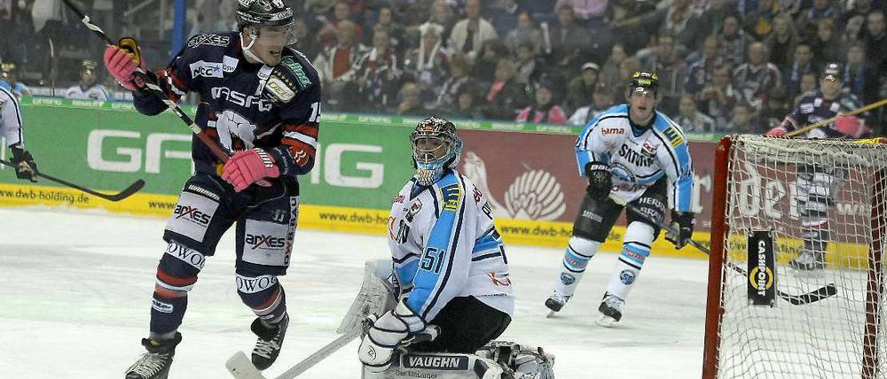 Das lief ganz gut. Mulock bejubelt das erste seiner drei Tore gegen Ingolstadt beim 6:3 der Berliner.