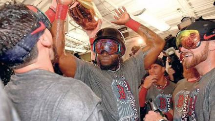 Schon wieder ein Volltreffer. Big Papi (M.) beweist auch mit der Champagnerflasche seine Zielgenauigkeit.