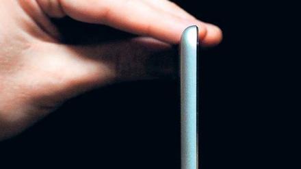 Obwohl das iPad Air nur 7,5 Millimeter dick ist, hält der Akku länger durch. Foto: dpa