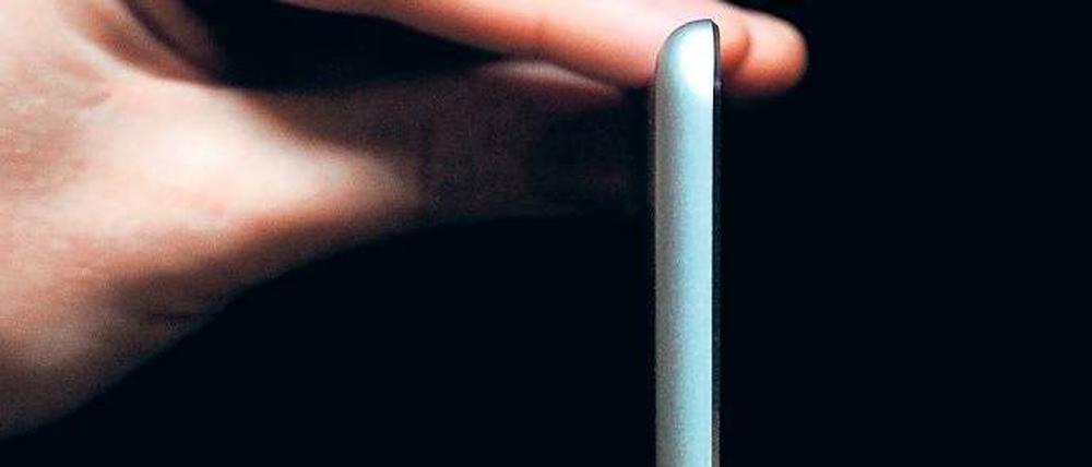 Obwohl das iPad Air nur 7,5 Millimeter dick ist, hält der Akku länger durch. Foto: dpa