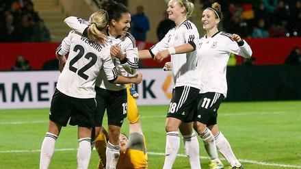 Die deutschen Frauen bejubeln den Treffer zum 4:0 über Kroatien. 
