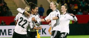 Die deutschen Frauen bejubeln den Treffer zum 4:0 über Kroatien. 