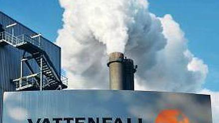 Schornsteine eines Vattenfall-Kraftwerks stoßen weißen Rauch aus. 