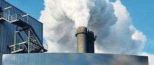 Schornsteine eines Vattenfall-Kraftwerks stoßen weißen Rauch aus. 