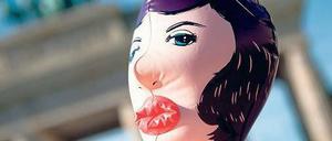 Protest mit Puppe. Immer wieder wird auch am Brandenburger Tor auf die Opfer von Zwangsprostitution aufmerksam gemacht. Foto: dpa