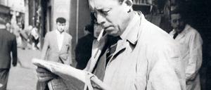 Albert Camus auf einem Foto aus dem Jahr 1959, ein Jahr später stirbt er nach einem Unfall auf einer französischen Allee.