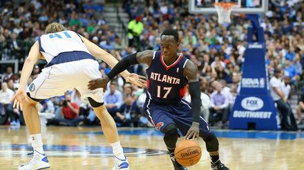 Vorbei am Vorbild. Dennis Schröder (r.) lässt Nowitzki alt aussehen.