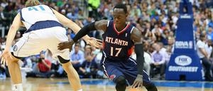 Vorbei am Vorbild. Dennis Schröder (r.) lässt Nowitzki alt aussehen.