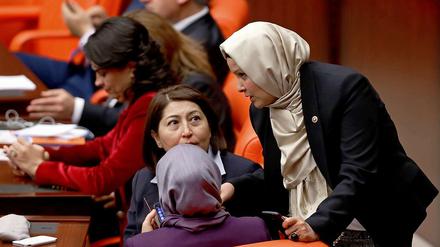Parlamentarierinnen im türkischen Parlament.