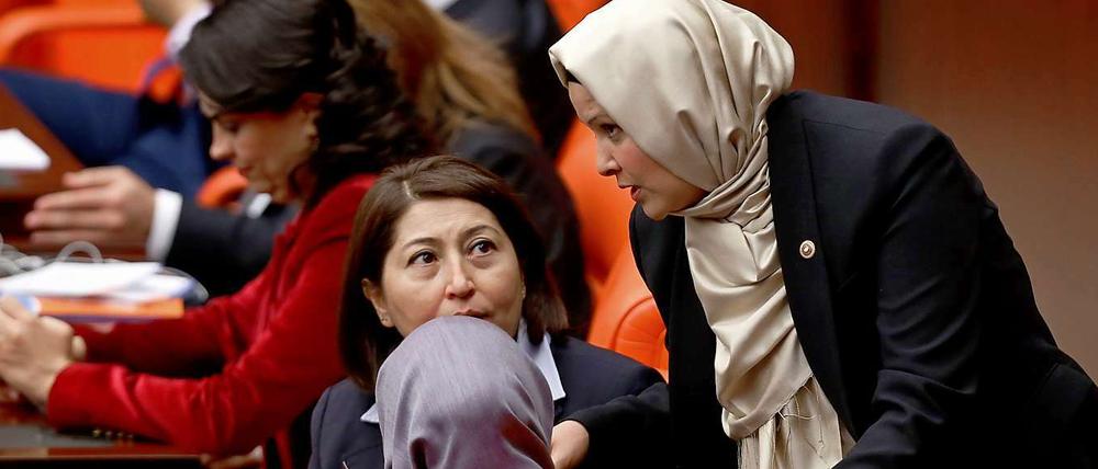 Parlamentarierinnen im türkischen Parlament.