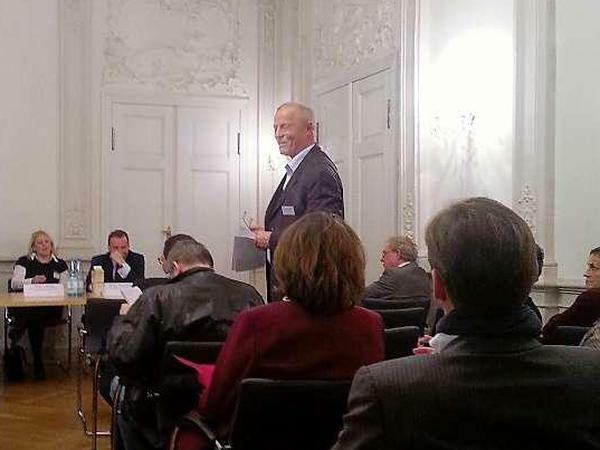 Wortmeldung aus dem Publikum. Der Projektmanager vom Regionalmanagement Südwest, Klaus-M. Grünke, erklärt seine Sicht der Dinge und mahnt zur Eile.