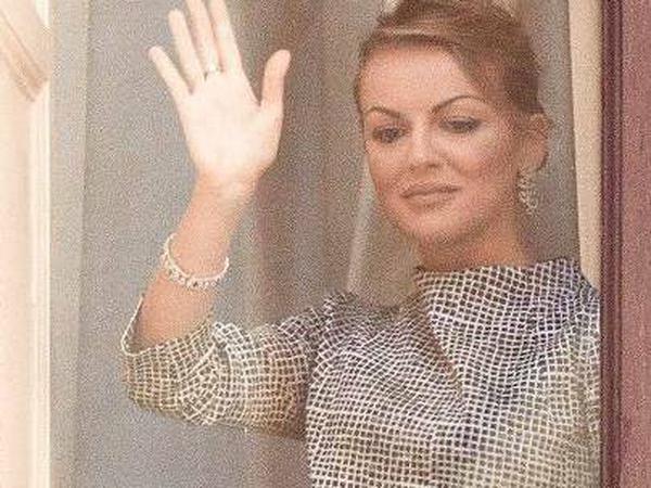 Pascale kurz vor der Urteilsverkündung gegen Berlusconi am Fenster des gemeinsamen Heims Palazzo Grazioloi in Rom