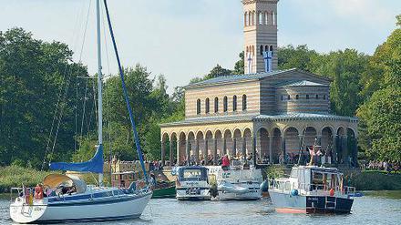 Gott ahoi. Die Lage der Heilandskirche am Havelufer wissen auch die Freizeitskipper in Berlin und Brandenburg zu schätzen. Vor einigen Wochen feierten sie dort zum Ende der Saison einen Gottesdienst. Foto: Hirschberger/dpa