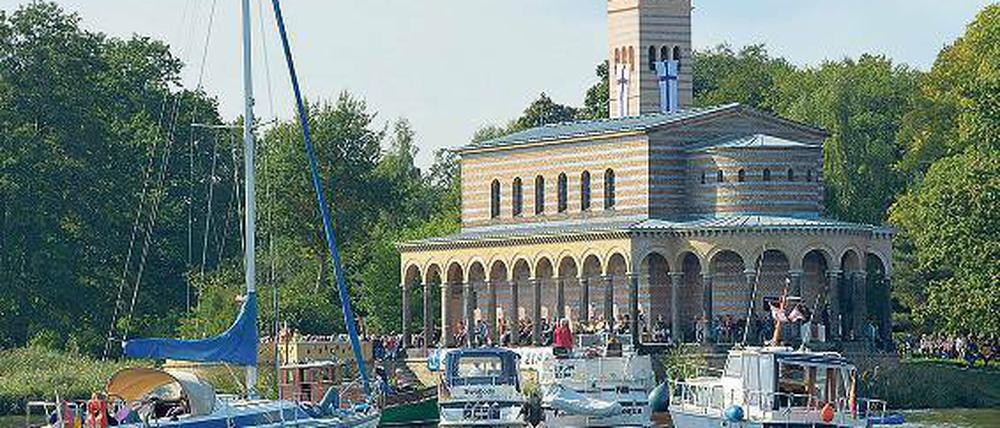 Gott ahoi. Die Lage der Heilandskirche am Havelufer wissen auch die Freizeitskipper in Berlin und Brandenburg zu schätzen. Vor einigen Wochen feierten sie dort zum Ende der Saison einen Gottesdienst. Foto: Hirschberger/dpa