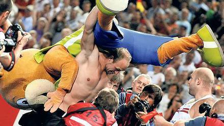 Robert Harting hängte sich Berlino nach seinem WM-Erfolg über. Auf die Frage, was denn Berlino wiege, sagte er: „Och für’n Bär ist der nicht schwer, 60, 70 Kilo.“ 