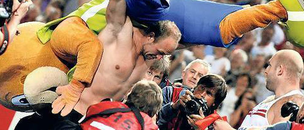 Robert Harting hängte sich Berlino nach seinem WM-Erfolg über. Auf die Frage, was denn Berlino wiege, sagte er: „Och für’n Bär ist der nicht schwer, 60, 70 Kilo.“ 