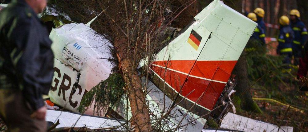 Die Überreste des abgestürzten Flugzeugs.