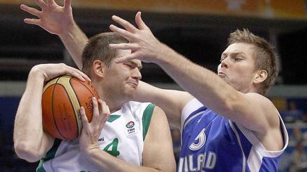 Finger weg von meinem Ball: Der Slowene Uros Slokar (l.) soll auf der wichtigen Center-Position die Lücke schließen, die sich durch die Verletzung von Leon Radosevic aufgetan hat.