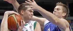 Finger weg von meinem Ball: Der Slowene Uros Slokar (l.) soll auf der wichtigen Center-Position die Lücke schließen, die sich durch die Verletzung von Leon Radosevic aufgetan hat.